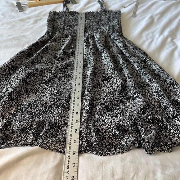 Floral Print Dress Black and White Sleeveless Smocked Black Gray Casual Sundress - Picture 15 of 16